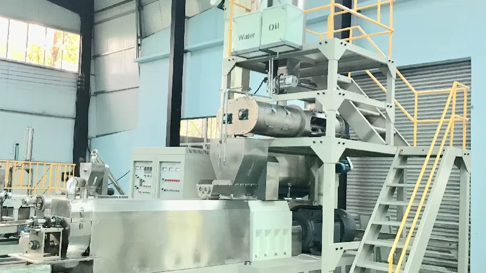 Twin-screw feed extruder reference used to place the die and cutter change in machine context
