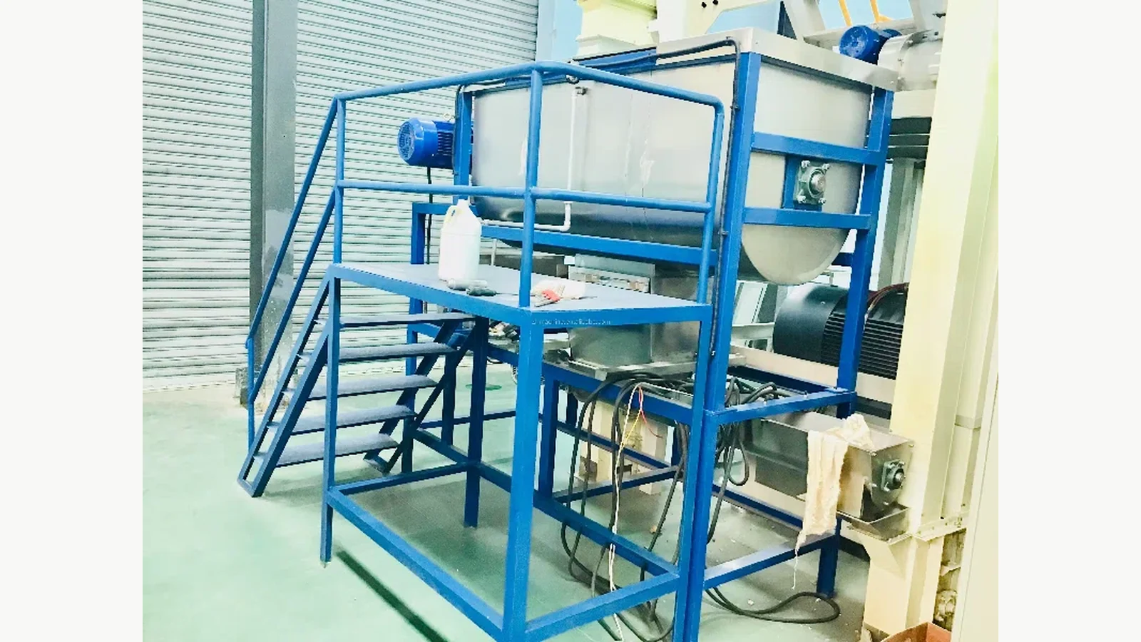 Feed mixer reference used to discuss batch sequence and discharge interfaces